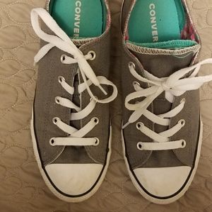 Converse girls size 4